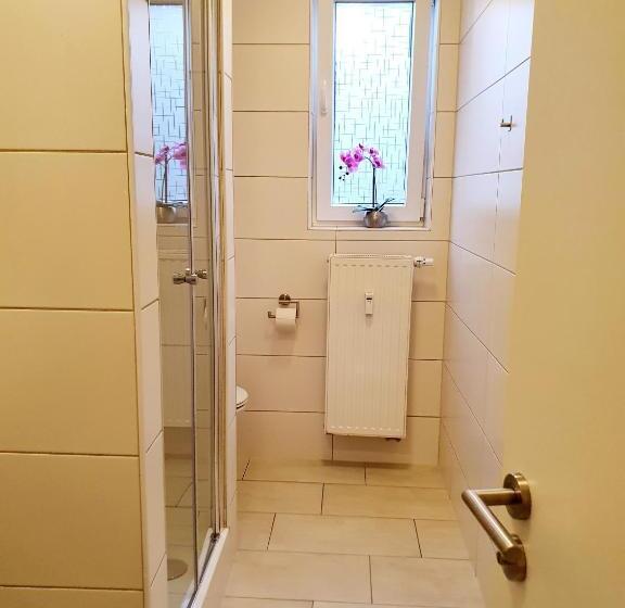 اتاق استاندارد سه تخته با سرویس بهداشتی مشترک, My Hostel Füssen