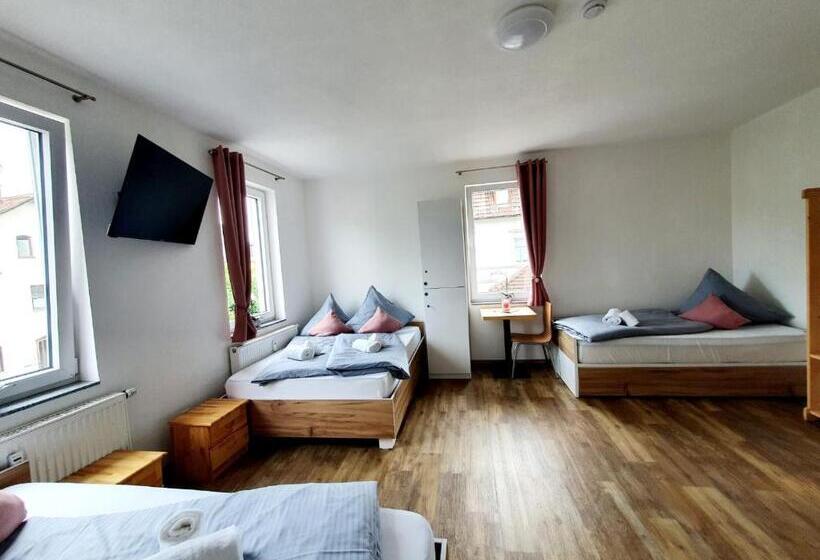 اتاق استاندارد سه تخته با سرویس بهداشتی مشترک, My Hostel Füssen