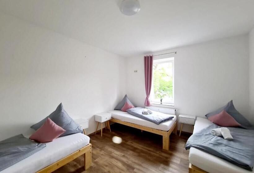 اتاق استاندارد سه تخته با سرویس بهداشتی مشترک, My Hostel Füssen