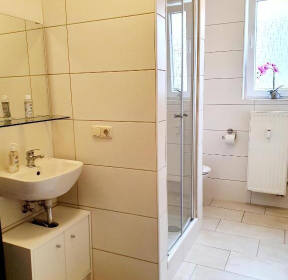 اتاق استاندارد سه تخته با سرویس بهداشتی مشترک, My Hostel Füssen