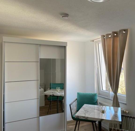 اتاق استاندارد با سرویس بهداشتی مشترک, My Hostel Füssen