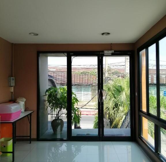 Quarto Familiar Deluxe, ศรีกรุงดีลักซ์โฮเตล