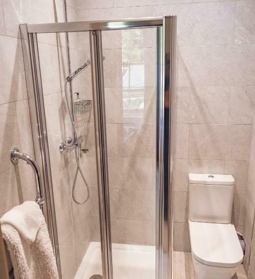 غرفة قياسية, Tay House