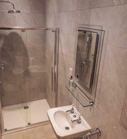 غرفة ديلوكس, Tay House