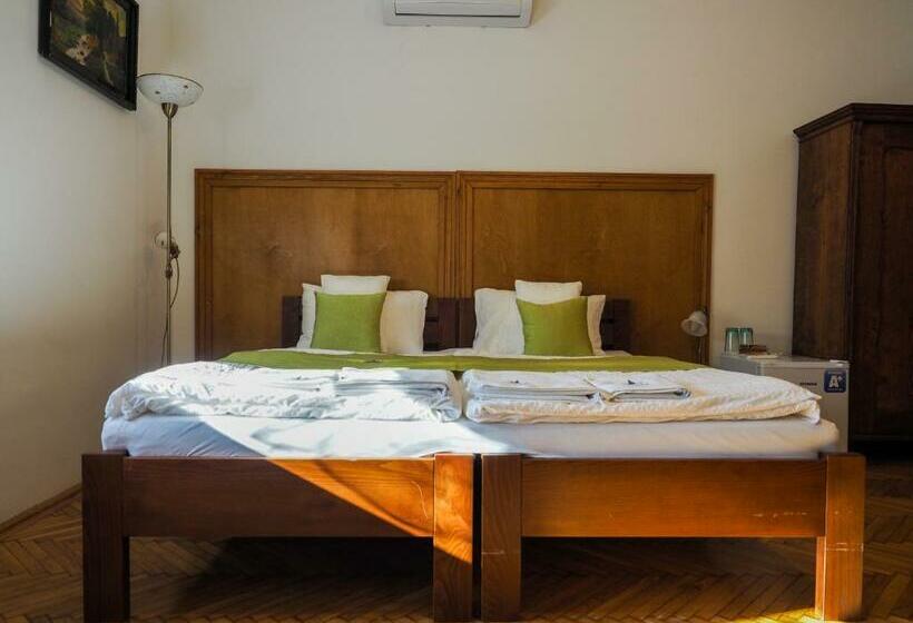 Номер Стандарт, Mamutfenyő Panzió