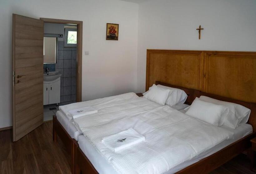 Номер Стандарт, Mamutfenyő Panzió