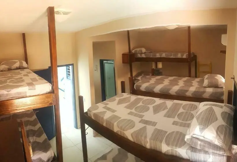 ルームシェアのワンベッド, La Estacion Hostel   Pipa