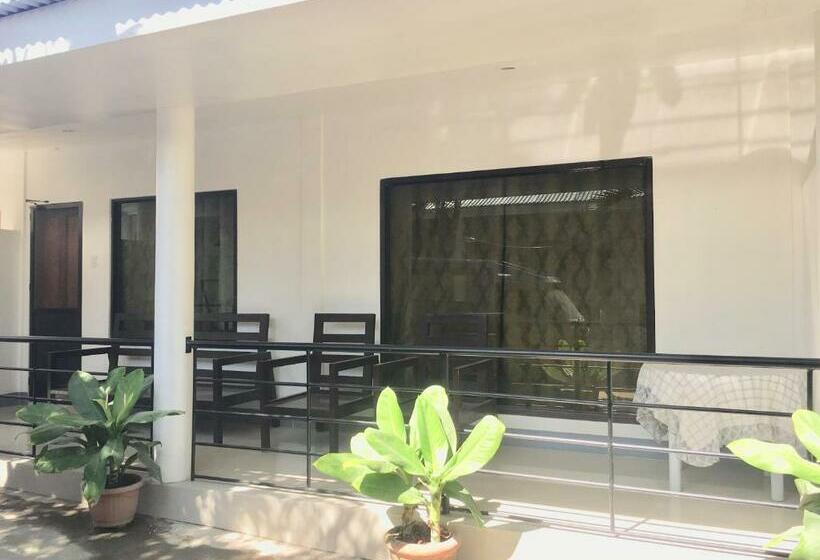 اتاق خانوادگی, Paguia’s Cottages