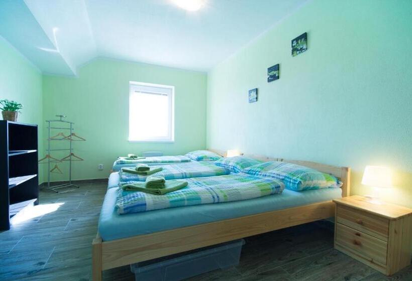 חדר סטנדרט לשלושה, Penzion A Vinařství Lelíkovi