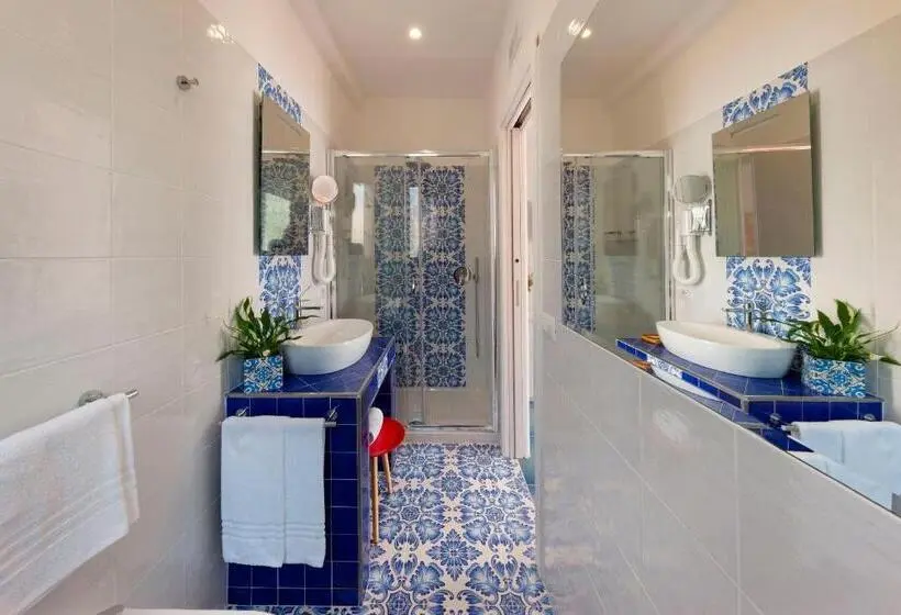 اتاق لوکس با بالکن و چشم‌انداز دریا, Gala Residence Villa Giovanna