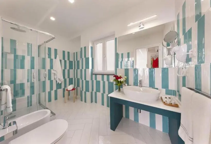 اتاق استاندارد چهار تخته با چشم‌انداز دریا, Gala Residence Villa Giovanna
