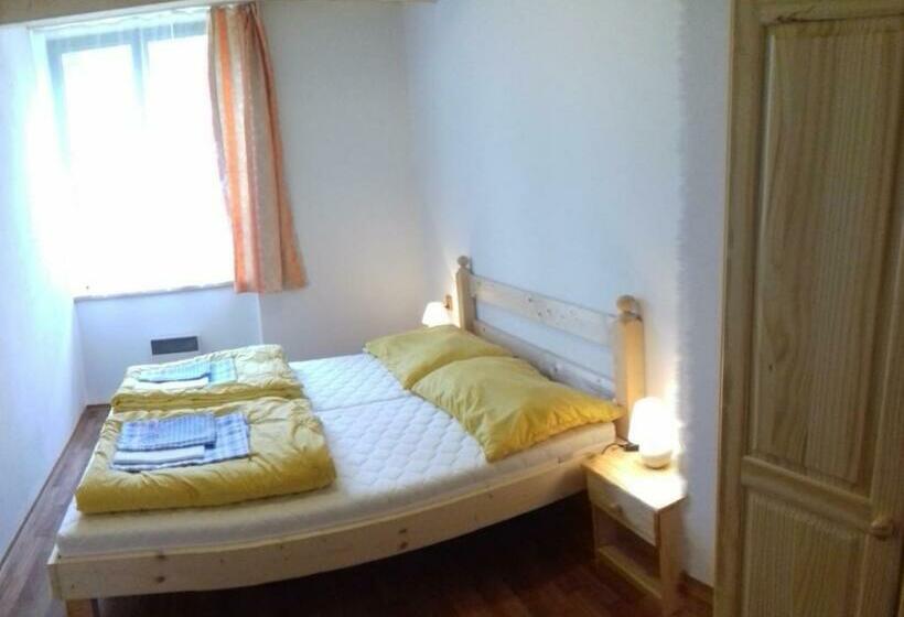 דירת שני חדרים, Blatský Dvůr