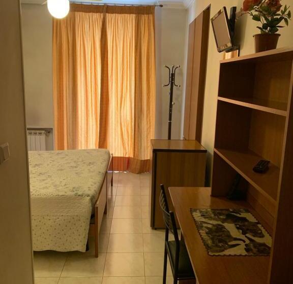 غرفة قياسية, Elena