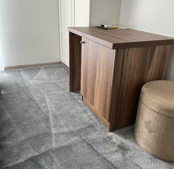 اتاق اکونومی, Izabelės Apartamentai