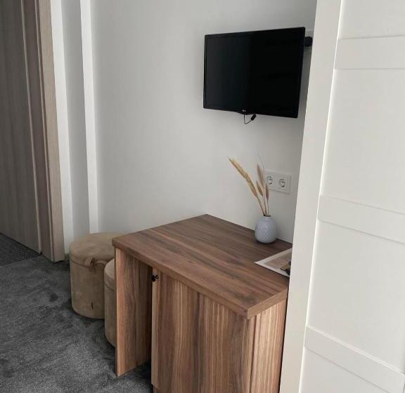 اتاق اکونومی, Izabelės Apartamentai