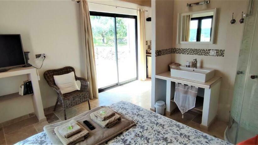 جناح مزوَّد بشرفة, O Patio Du Mas