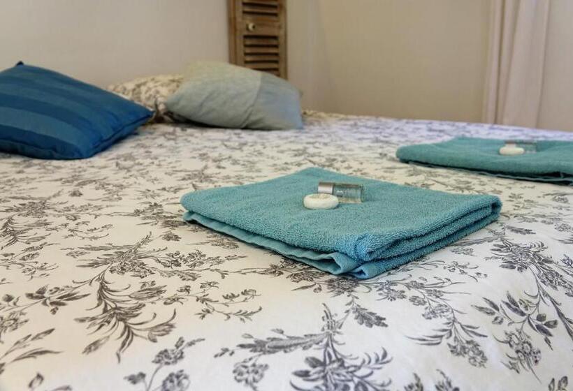 جناح مزوَّد بشرفة, O Patio Du Mas