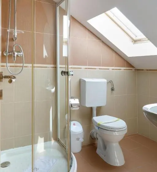 اتاق خانوادگی, Casa Dacică Rasnov Central Free Parking Close To Bran, Brasov, Dino Park & Restaurants