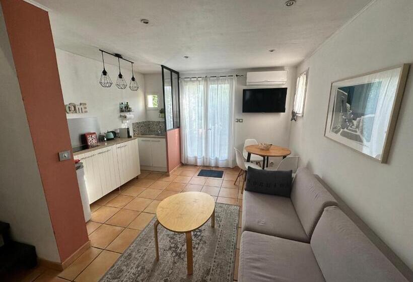 Стандартный внешний трехместный номер с ванной комнатой, Plan De Cuques T2