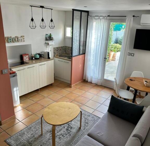 Стандартный внешний трехместный номер с ванной комнатой, Plan De Cuques T2