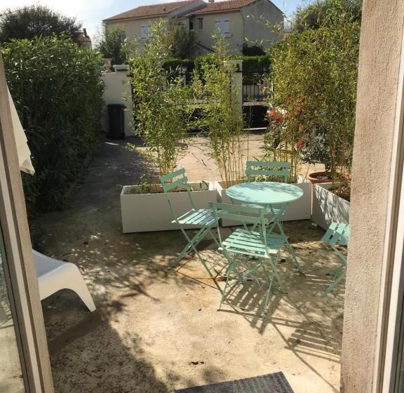 Стандартный внешний трехместный номер с ванной комнатой, Plan De Cuques T2