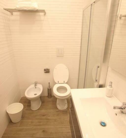 اتاق استاندارد چهار تخته, Garibaldi Station 2punto0