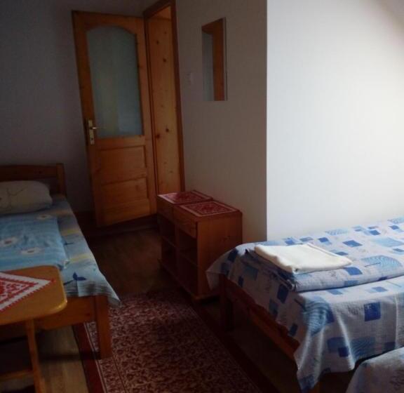 اتاق استاندارد سه نفره, Ibolya Imola
