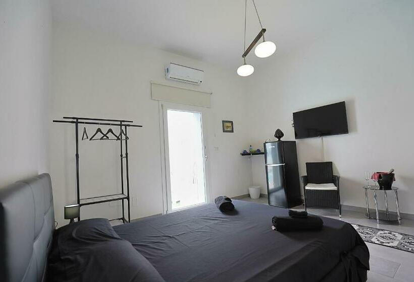 غرفة قياسية مطلّة علي حمام السباحة, Salentuosi Camere