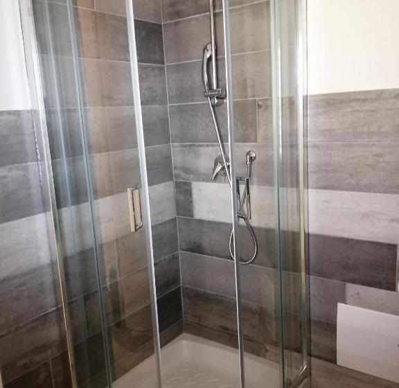 غرفة قياسية, La Grazia In Qualche Modo