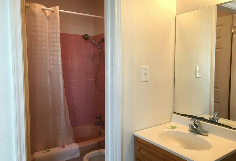 스탠다드 룸 킹사이즈 침대, Bayfront Inn Biloxi