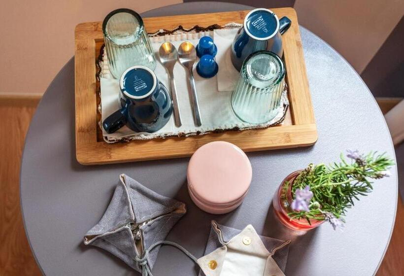 سوییت با چشمانداز باغ, Downtown Alegria