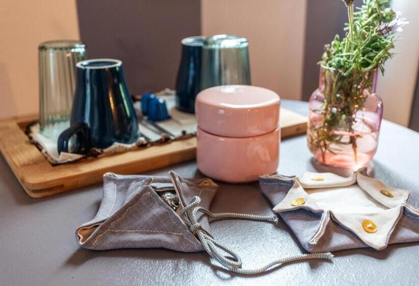 سوییت با چشمانداز باغ, Downtown Alegria