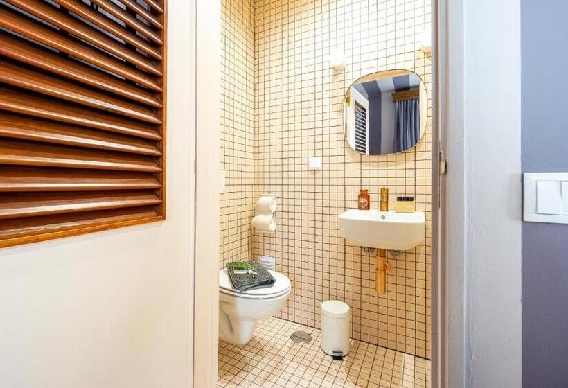 سوییت با چشمانداز باغ, Downtown Alegria