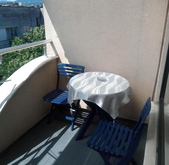 标准间, самостоятелни студия