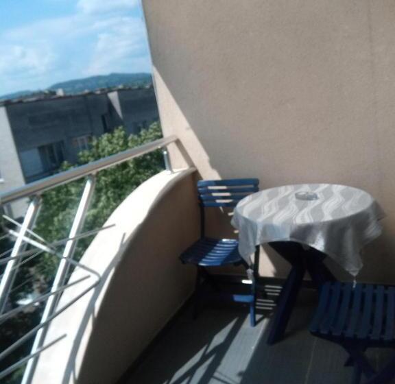 标准间, самостоятелни студия