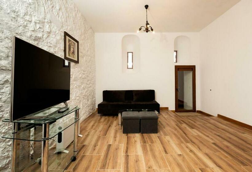 스탠다드 스튜디오 (테라스구비), Tsarevets Residence