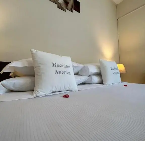 اتاق لوکس با بالکن, B&b Baciami Ancora