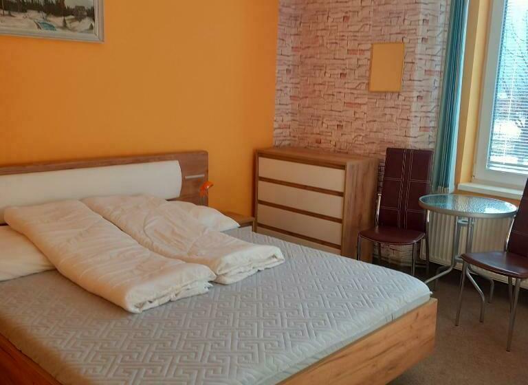 חדר סטנדרט לשלושה עם חדר אמבטיה משוף, Privát čujová