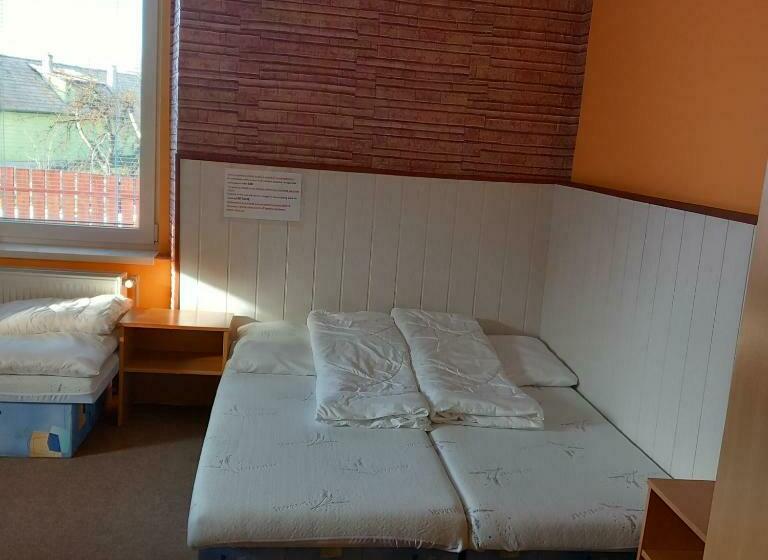 חדר משפחתי חדר אמבטיה משותף, Privát čujová