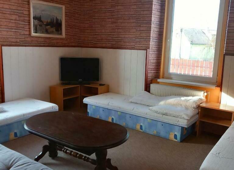 חדר משפחתי חדר אמבטיה משותף, Privát čujová