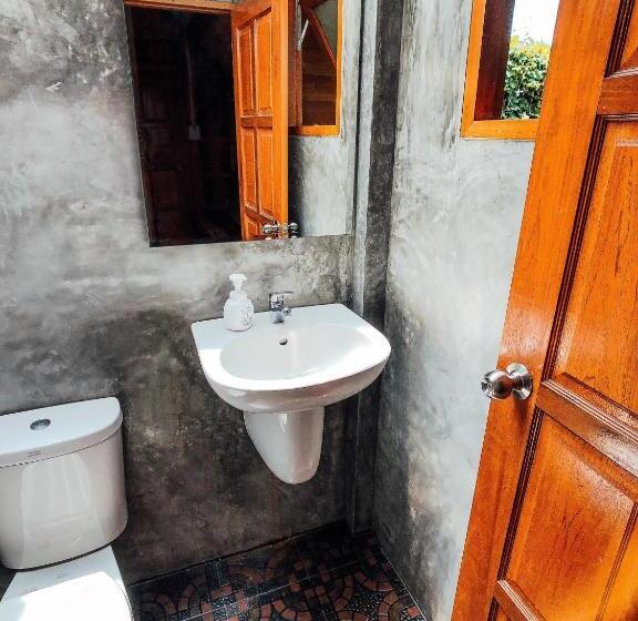 בקתה דלוקס, Colorful Hut