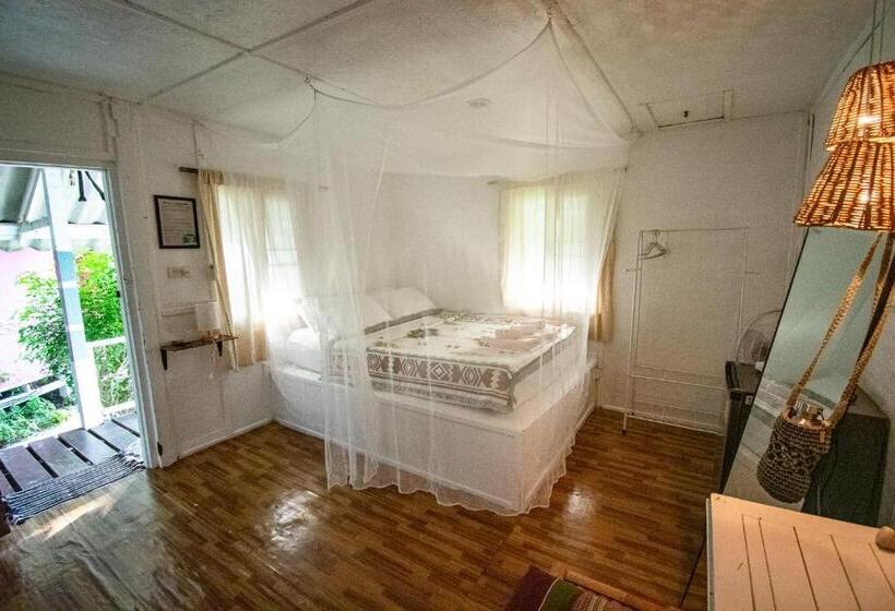 חדר משפחתי, Colorful Hut