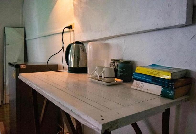 חדר משפחתי, Colorful Hut