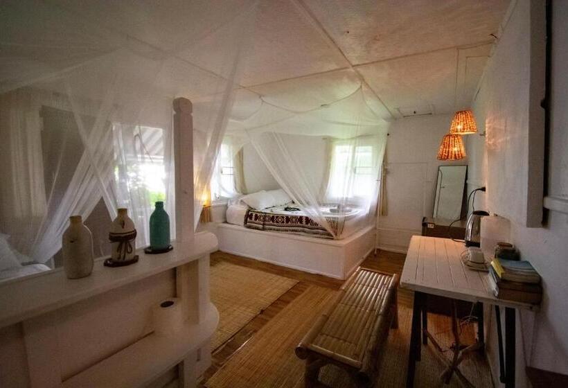 חדר משפחתי, Colorful Hut