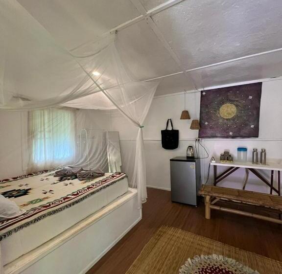 חדר משפחתי, Colorful Hut