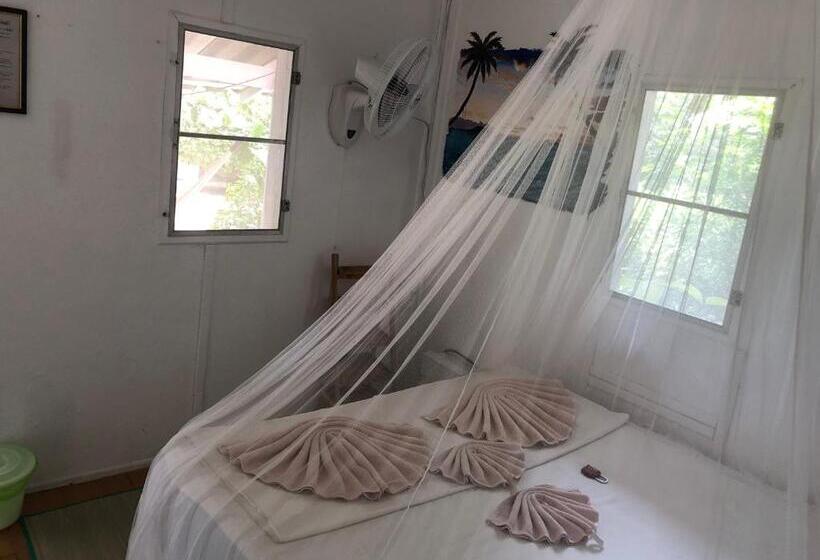 חדר אקונומי, Colorful Hut