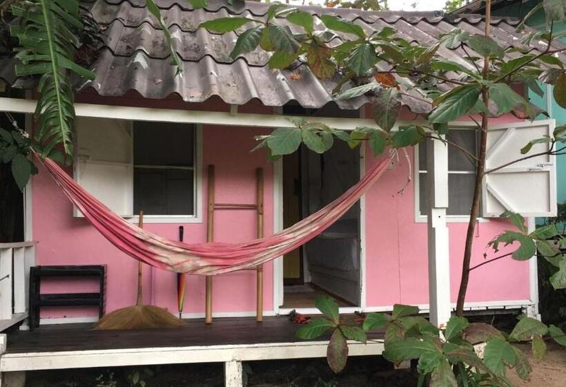 חדר אקונומי, Colorful Hut