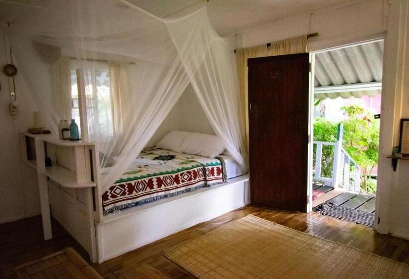 חדר משפחתי, Colorful Hut