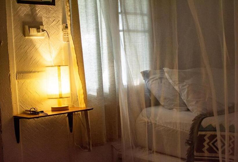 חדר משפחתי, Colorful Hut