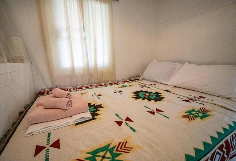 חדר משפחתי, Colorful Hut